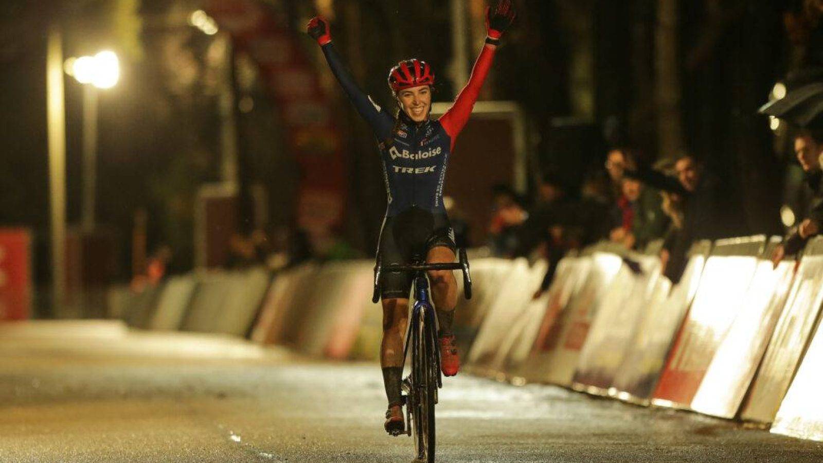 BELGIUM / BELGIE / BELGIQUE / MOL / CYCLOCROSS / VELDRIJDEN / CYCLO CROSS / CX / ZILVERMEERCROSS / EXACT CROSS / AANKOMST / FINISH / SHIRIN VAN ANROOIJ (NED - TELENET BALOISE LIONS) /